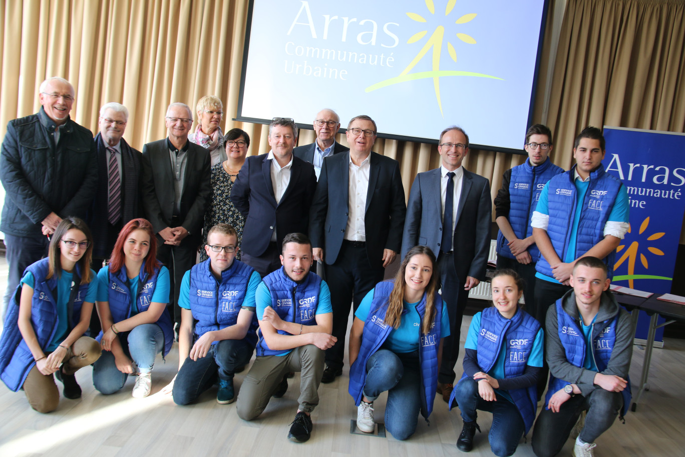 Lors du lancement de l’opération CIVIGAZ, le groupe des 9 jeunes volontaires en service civique en compagnie des signataires de la convention de partenariat.	

