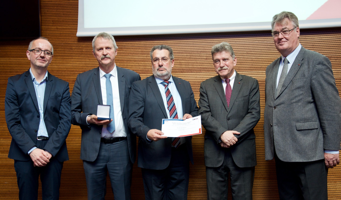 De gauche à droite : Bertrand Leleu, responsable de la performance et de la qualité des achats à Pas-de-Calais habitat, Fabrice Crépin, directeur général, Jean-Louis Cottigny, président,
Michel Lalande, préfet de la région Hauts-de-France, et Jean-Paul Delevoye, président de l’Observatoire régional de la commande publique.

