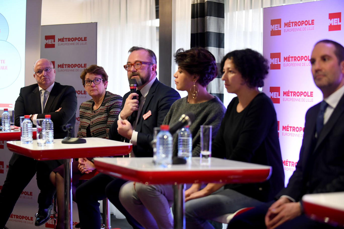 Une partie des lauréats subventionnés, autour de Christophe Itier.
Crédit photo Alexandre Traisnel - MEL