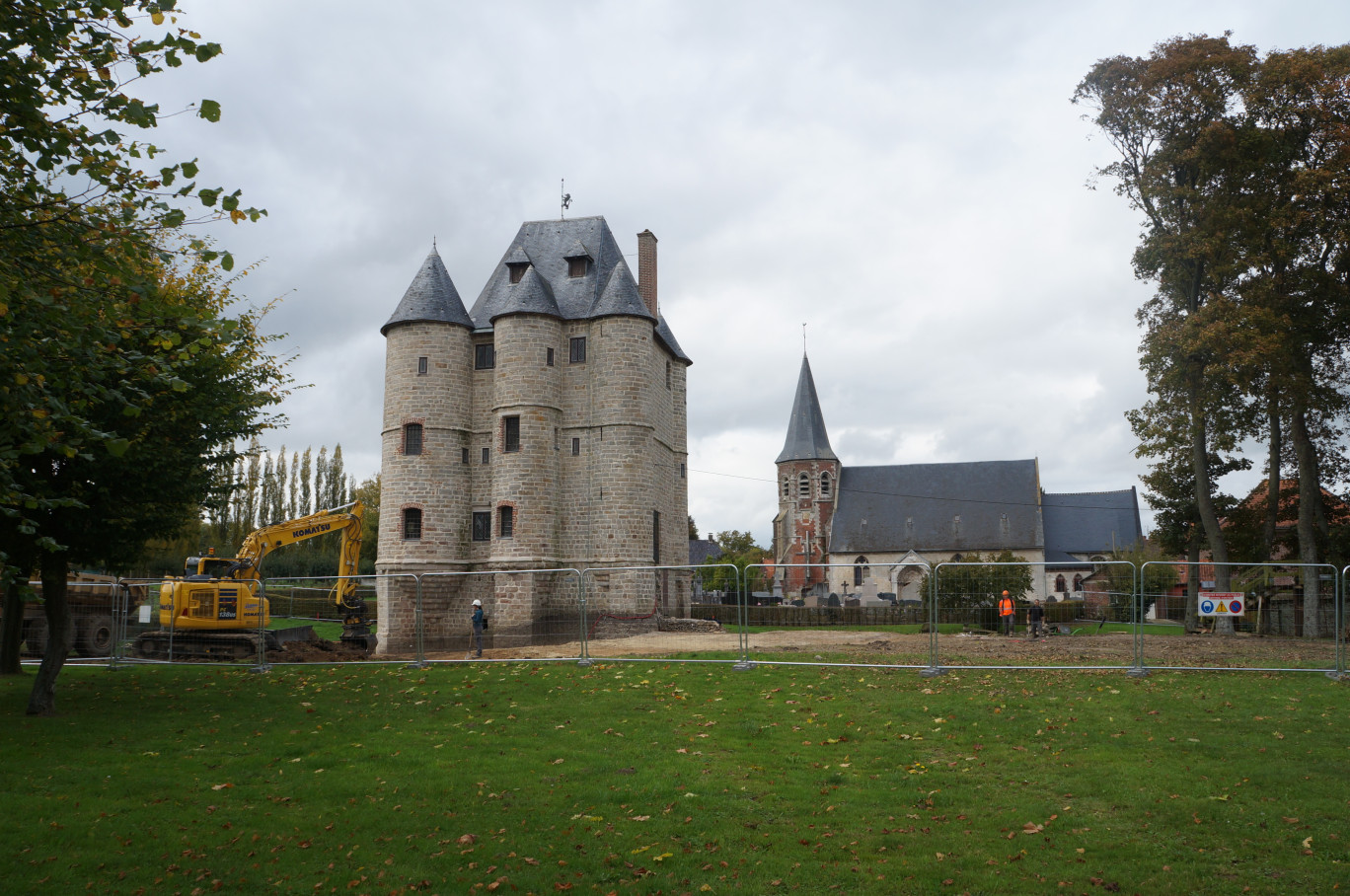 Le chantier de valorisation et de réhabilitation du donjon de Bours devrait être achevé avant l’été 2019. 