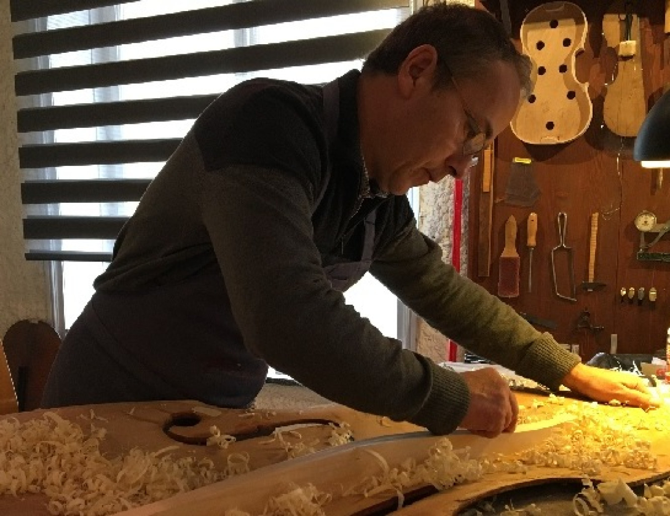 Issu d'une famille de luthiers, Bertrand Didier a très vite compris quelle serait sa destinée. Installé au 25 rue du Palais à Metz depuis 1985, c'est avec passion et rigueur professionnelle qu'il a su reprendre l'affaire familiale. Aujourd'hui, nombreux sont les artistes amateurs et professionnels qui jouent de ses instruments.

Avant de devenir un luthier émérite et pouvoir succéder à deux générations, Bertrand Didier a dû suivre une formation d'excellence afin d'acquérir tous les rouages du métier. «Je commence mon apprentissage à Mirecourt en 1980 puis à la sortie de l'Atelier de Jean-Jacques Pagès trois ans plus tard, j'intègre la Société Française de Lutherie avant d'entrer dans l'un des plus grands ateliers au monde, celui d’Étienne Vatelot à Paris» détaille-t-il.

Expérience et savoir-faire

Depuis trente ans, le docteur de violon comme il aime à se définir, propose à ses fidèles clients (Orchestre National de Lorraine, professeurs et élèves du conservatoire...) des prestations de grande qualité. De la fabrication d'instruments entièrement faits à la main, à la réparation, à la restauration, au réglage de sonorité, à l'entretien jusqu'à la mise en location des instruments, avec une garantie Luthier. «Quelle que soit la demande, je me remets toujours en cause, c'est finalement comme si je repassais à chaque fois un nouveau CAP. Toute réparation demande une approche différente. Mon métier a cette particularité d'être en perpétuel mouvement» souligne-t-il. Tout en ajoutant qu'«une relation de confiance avec le musicien est fondamental afin de comprendre parfaitement son message. Pour cela, il est bien sûr indispensable d'être pratiquant et d'avoir une bonne oreille musicale.» Pour 2018, Bertrand Didier a souhaité innover en offrant une solution de service à ses clients via la création d'une boutique en ligne pour l’achat de toutes sortes d’accessoires. «Ceci a pour unique objectif de faciliter leurs démarches.» conclut-il.
