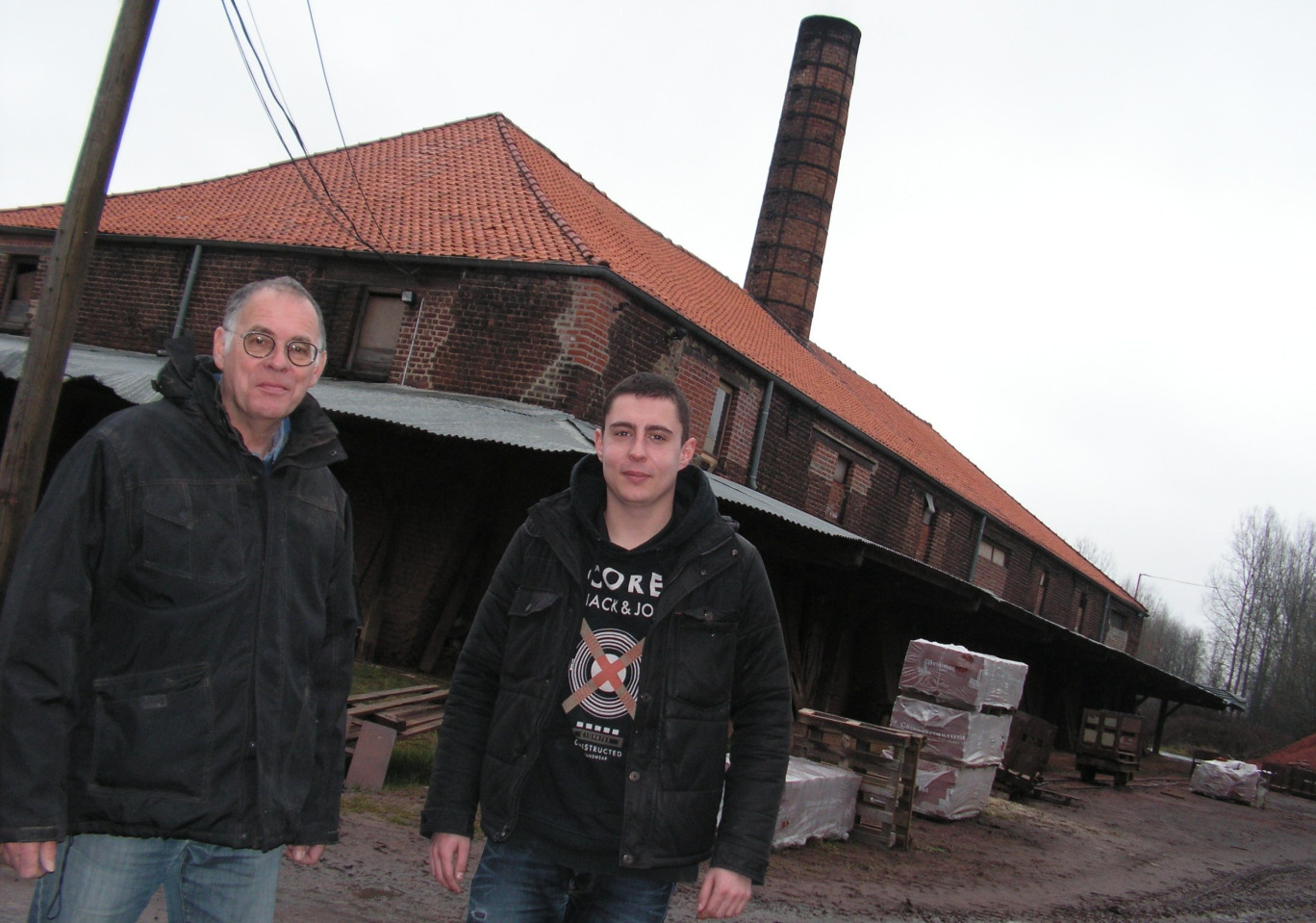 A l’arrière-plan, le bâtiment du four Hoffmann. Pierre Goethals, cogérant, 62 ans, et Pierrick Beune, commercial, 22 ans, actuellement en alternance dans un BTS « négociation et relation client », à Tertia 3000. Le jeune homme ne cache pas que l’expérience est, pour lui, passionnante.