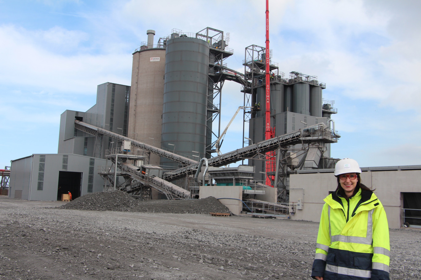 Anne Debenath, responsable d'exploitation du site dunkerquois d'Ecocem France, devant les installations flambant neuves de l'usine.