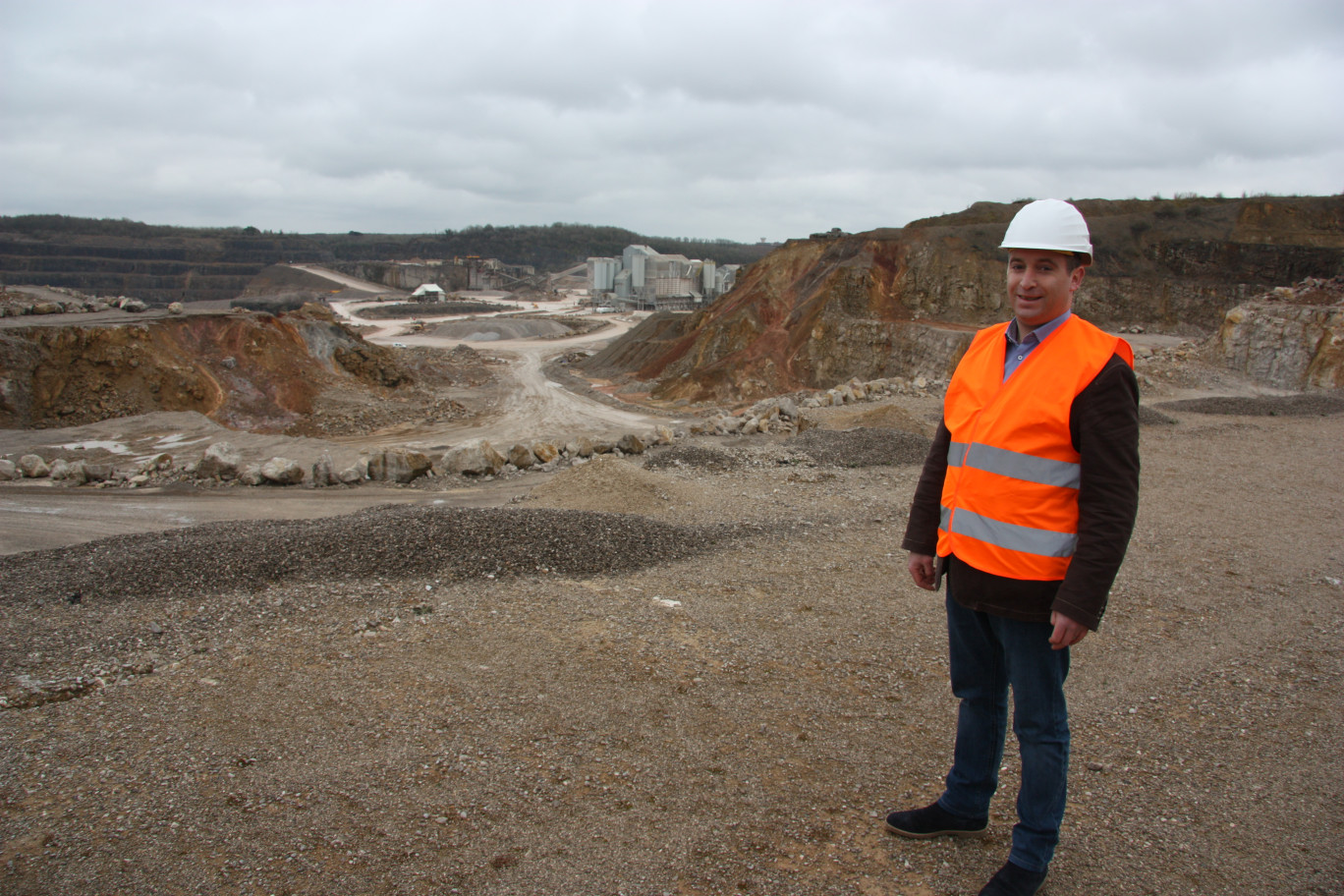 M. Maxime Hénaux sur un point haut de la carrière qui permet de découvrir une partie de ses installations.