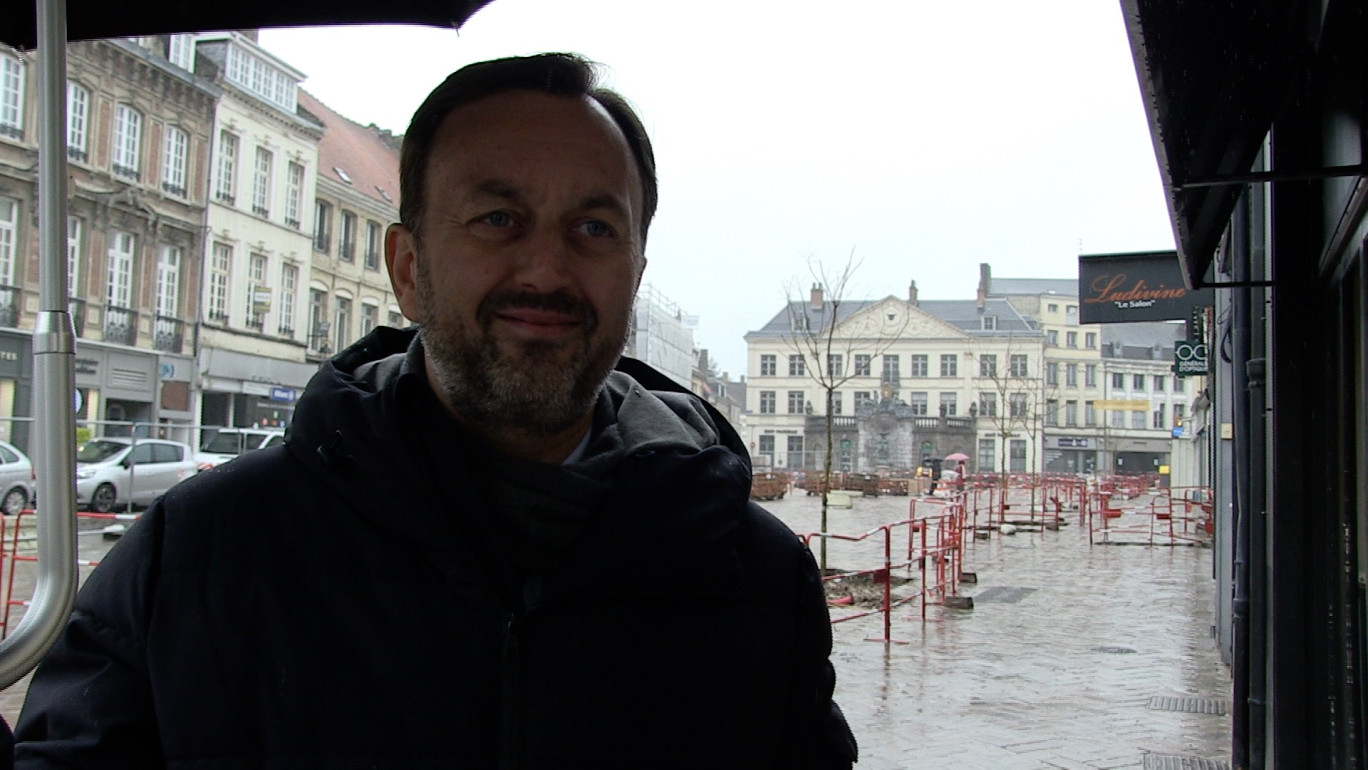 François Decoster le maire de Saint-Omer, devant la place Victor-Hugo, en chantier depuis juillet 2017.