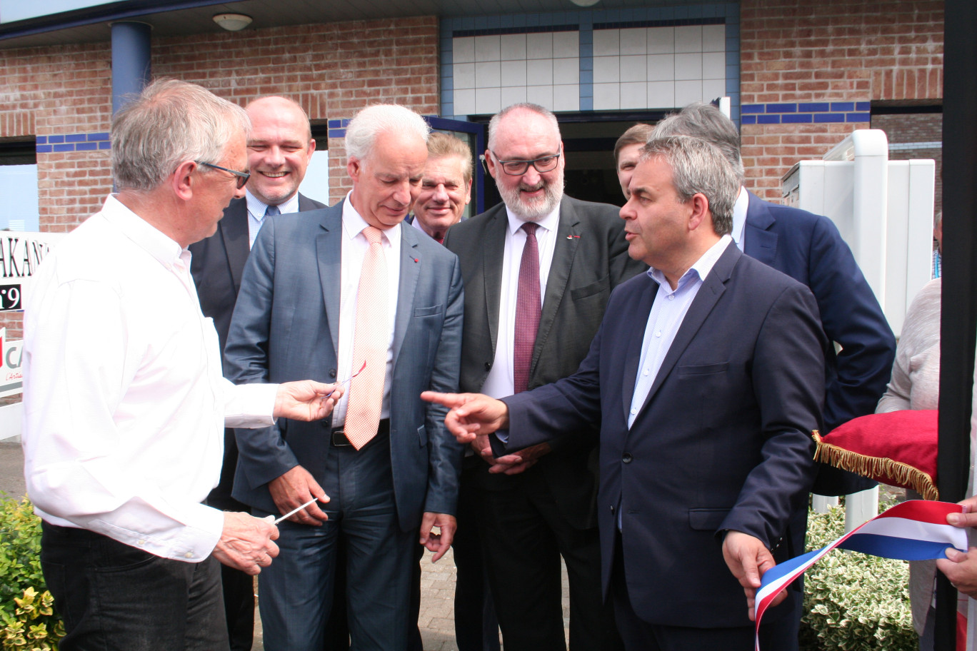 (De g. à d.) Henry-Luc Sprimont, président de la CAPEB Nord, Frédéric Nihons, conseiller régional, Alain Griset, président de l’U2P nationale, Gérard Caudron, maire de Villeneuve-d’Ascq, Patrick Liébus, président national de la CAPEB, et Xavier Bertrand, président de Région, lors de l’inauguration.