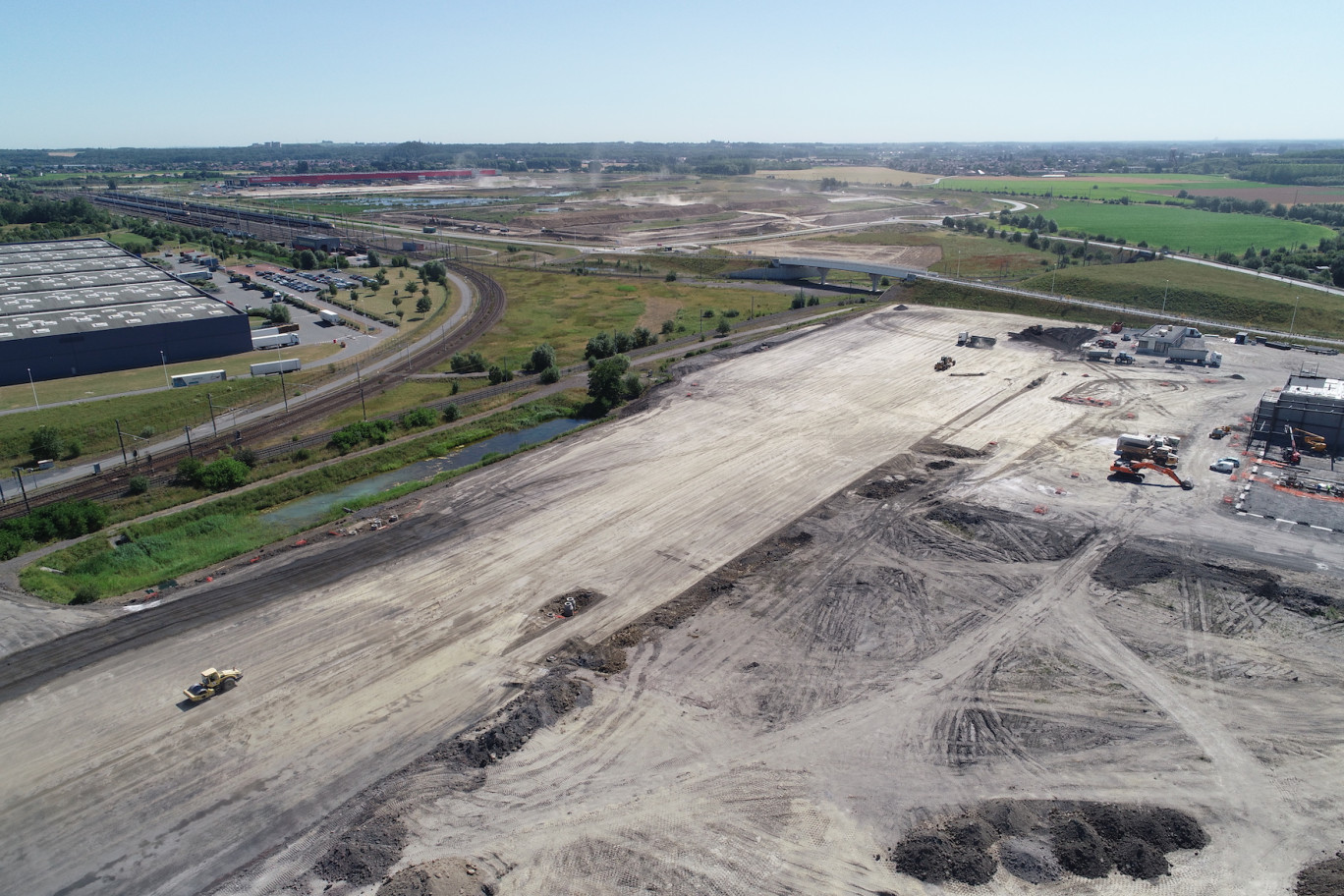 Les travaux ont déjà commencé sur le parc multiservices (au premier plan), en arrière-plan, la future zone logistique LD qui accueillera 350 000 mètres carrés d’entrepôts supplémentaires sur 115 hectares. ©ACT'Studio