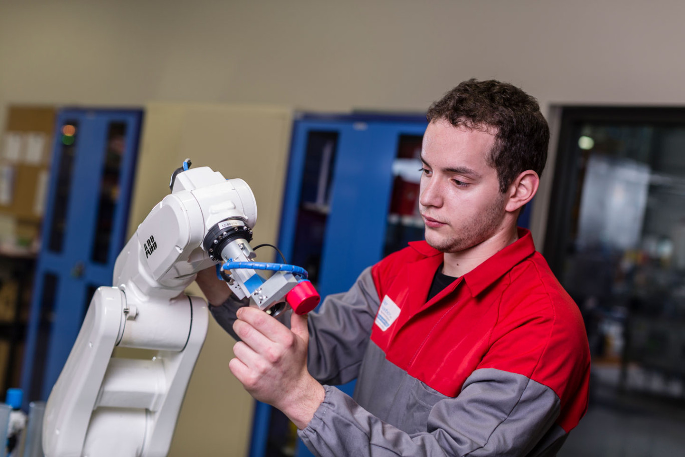 Les nouvelles formations permettent de former des pilotes de lignes robotisées.