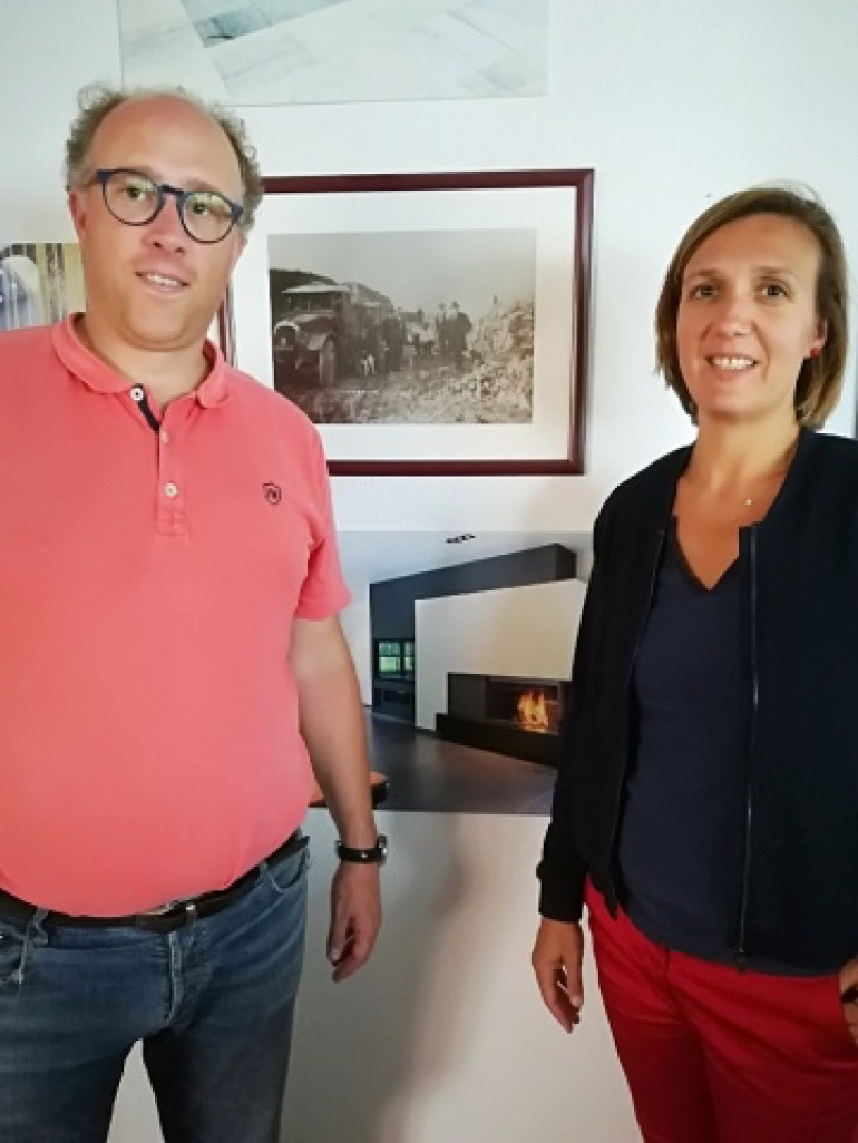 Antoine et Sophie Rigail, devant une photo du grand-père dans les carrières de pierre de Bainchtun.