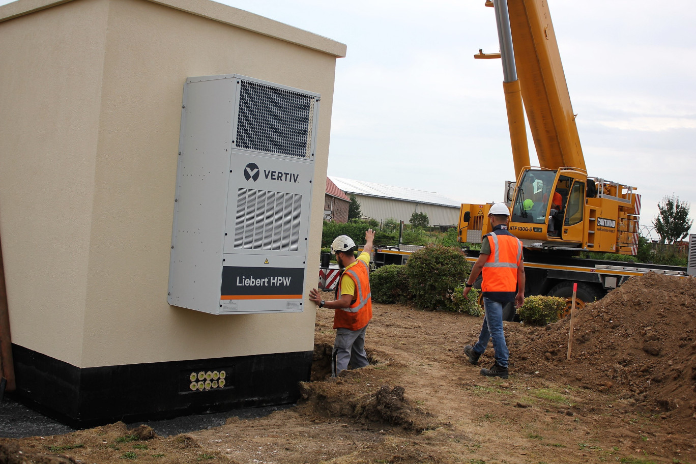 L’installation d’une cabine NRO par une grue impressionnante est le premier pas vers la fibre, l’utilisateur potentiel devant souscrire un abonnement auprès d’un fournisseur d’accès.

