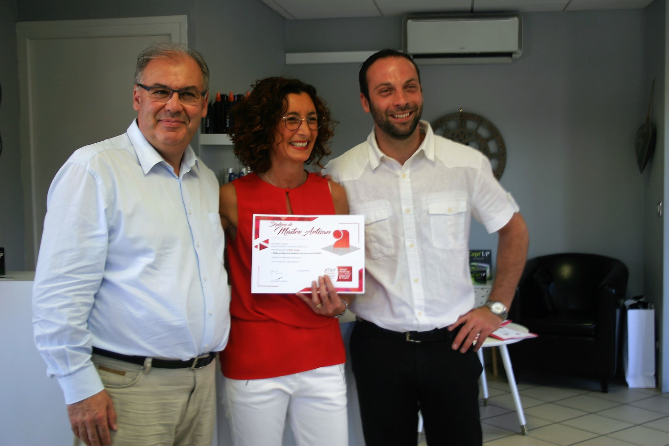 Séverine Dumoulin a reçu son diplôme de Maitre Artisan des mains de (à gauche) Gabriel Hollander, vice-président de la Chambre de métiers et de l’artisanat Hauts-de-France et président de la délégation du Pas-de-Calais, accompagné de Thibaut Salomé, président de la commission territoriale d’Arras.