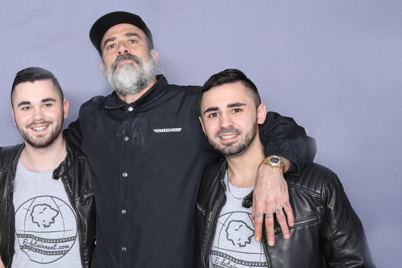 Les deux frères Marmignon, Clotaire à gauche et Corentin à droite, en compagnie de l’acteur Jeffrey Dean Morgan (Grey’Anatomy, Walking Dead…) Des photos comme celle-là, ils en ont beaucoup car, à Hollywood, ils ont travaillé, plusieurs années, avec les professionnels des séries et films. Leur site propose pas mal de photos.