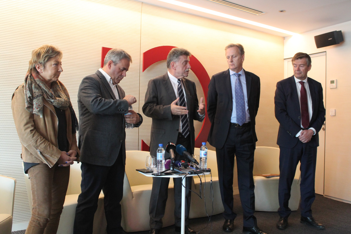 (De g. à d.) Natacha Bouchart, maire de Calais, Xavier Bertrand, président de Région, Michel Lalande, préfet de la Région Hauts-de-France, Vincent Pourquery de Boisserin, coordinateur national Brexit, et Philippe Hourdain, président de la CCI Hauts-de-France.