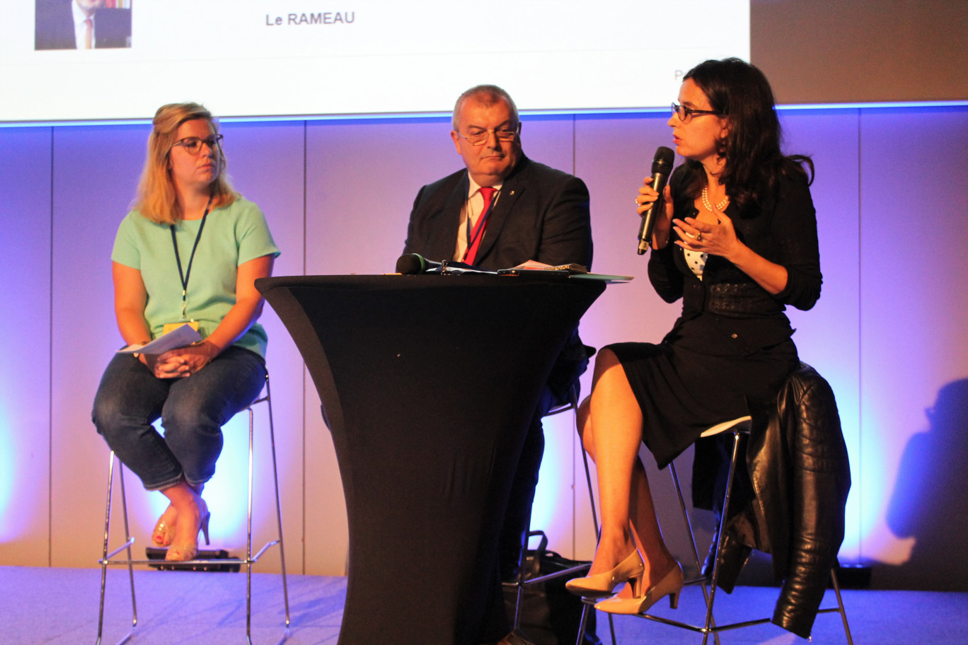 (De g. à d.) Clémence Yon, cofondatrice et directrice générale de Colonel Moutarde, François-Marie Geslin, directeur de l’engagement sociétal d’AG2R la Mondiale, et Hélène Valade, présidente de l’ORSE.