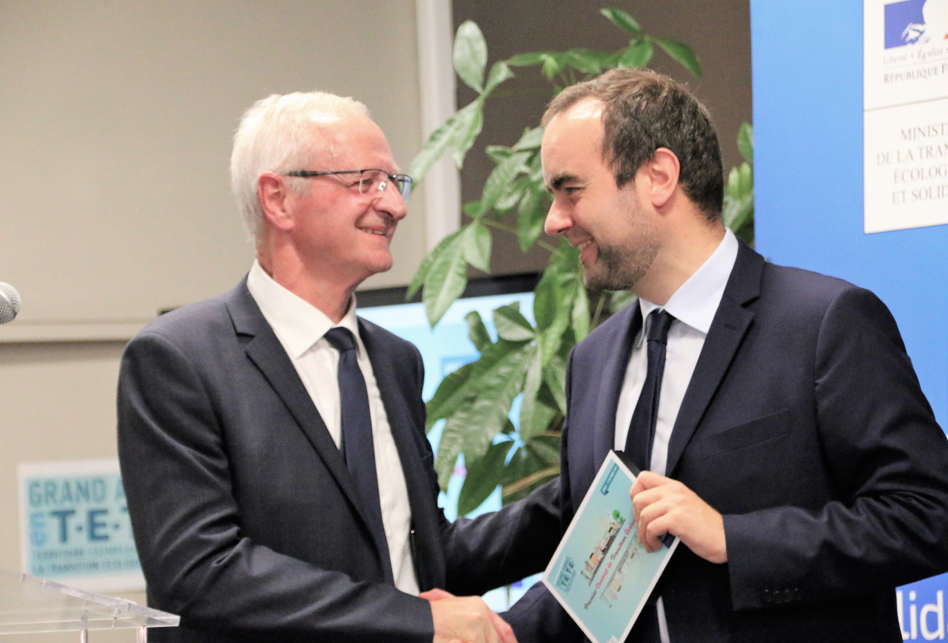 Pascal Lachambre, président de la CUA, (à gauche) remet à Sébastien Lecornu, aujourd'hui ancien secrétaire d’État auprès du ministre d’État, ministre de la Transition écologique et solidaire, un souvenir symbole de la signature de ce premier contrat de transition écologique.