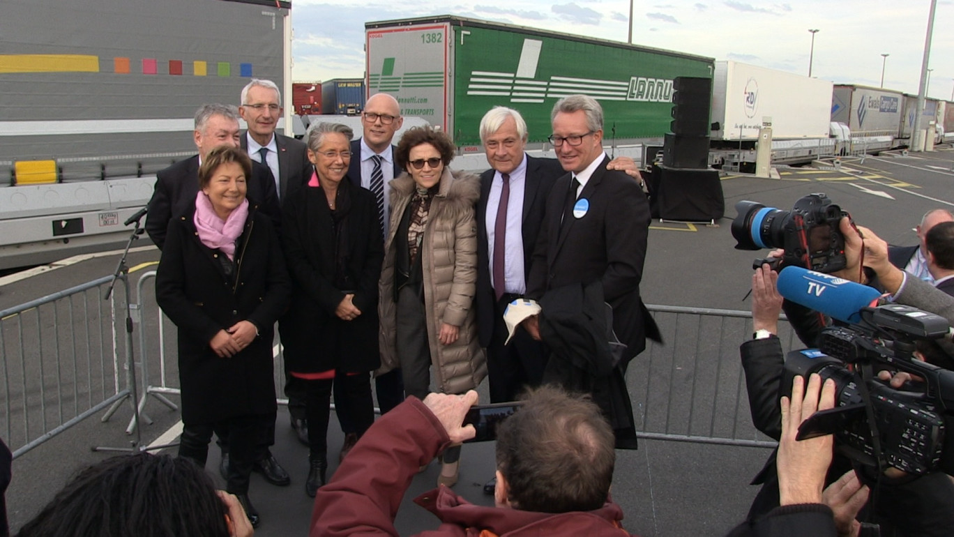 Élisabeth Borne voit cette autoroute ferroviaire comme une mise en place concrète de la transition écologique... 