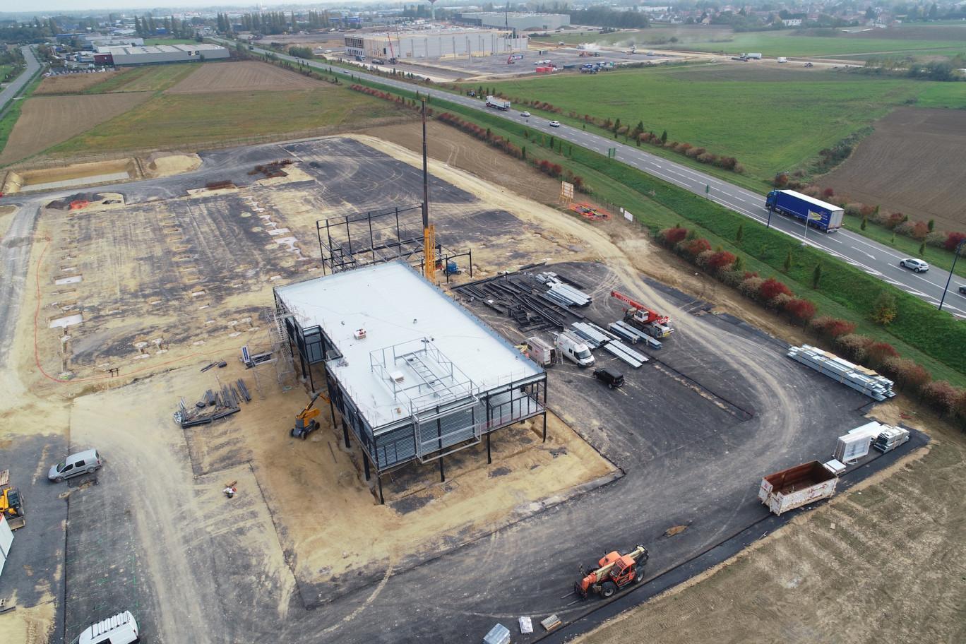 Le bâtiment d'Aquarese avec, en arrière-plan, le Prologis Parc, dédié à des activités logistiques. ©ACT'STUDIO