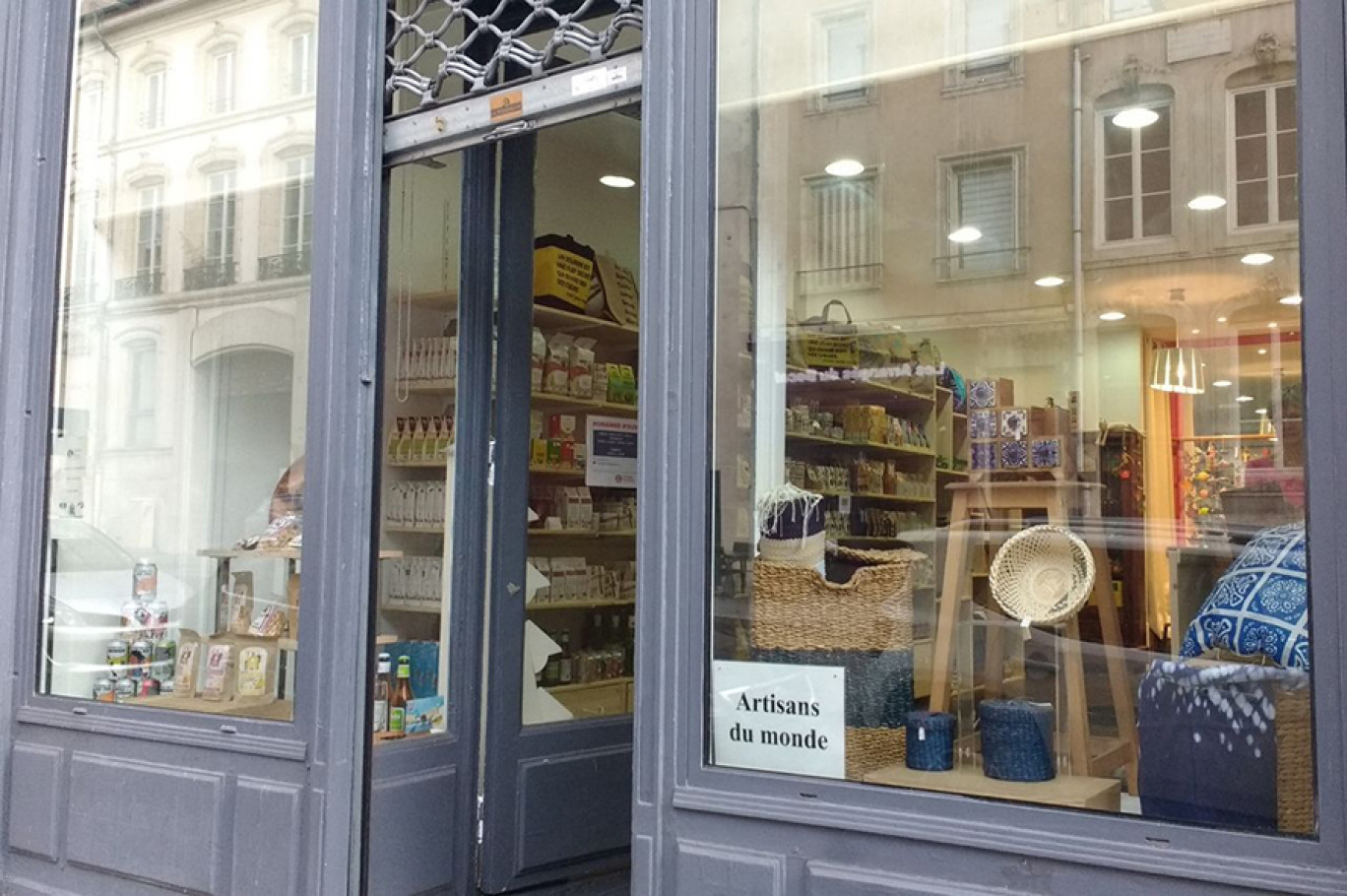 Artisans du Monde, présente à Nancy depuis 1994, vient de s’installer rue des Carmes.