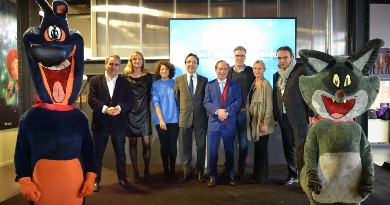 Les mascottes de la série Taffy entourent les élus venus saluer l'implantation de Cyber Group à la Plaine Images et son dirigeant, Pierre Sissmann (au centre).