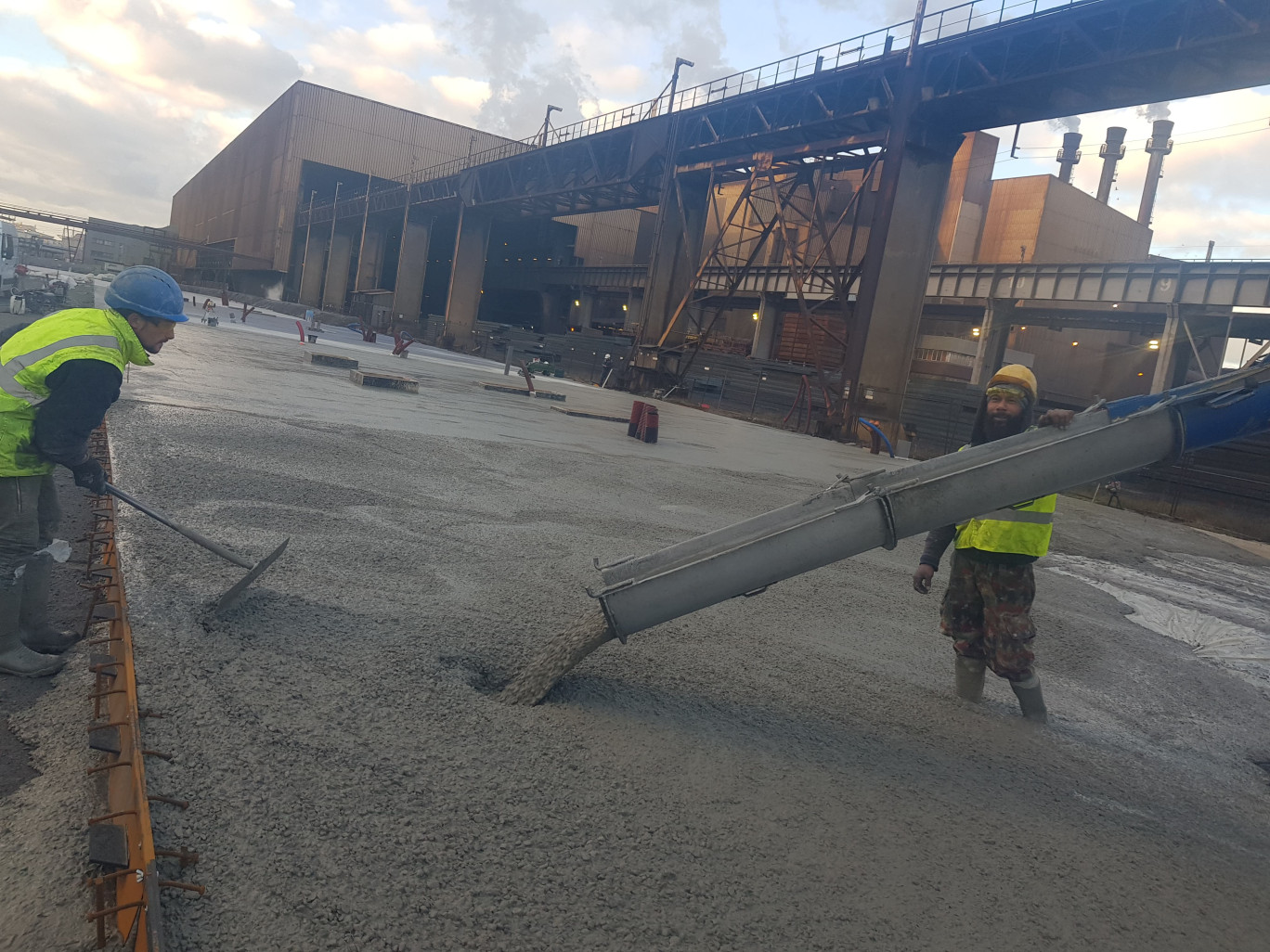 5 000 m2 de dalles de béton ont été coulées chez ArcelorMittal, un béton fabriqué par Flandres béton à partir de laitier granulé du sidérurgiste transformé en laitier moulu par Ecocem. Un bel exemple d'économie circulaire.