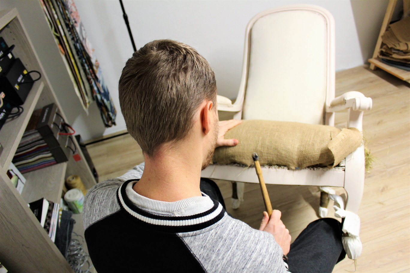 Réfection de l'assise d'un fauteuil Voltaire en crin.