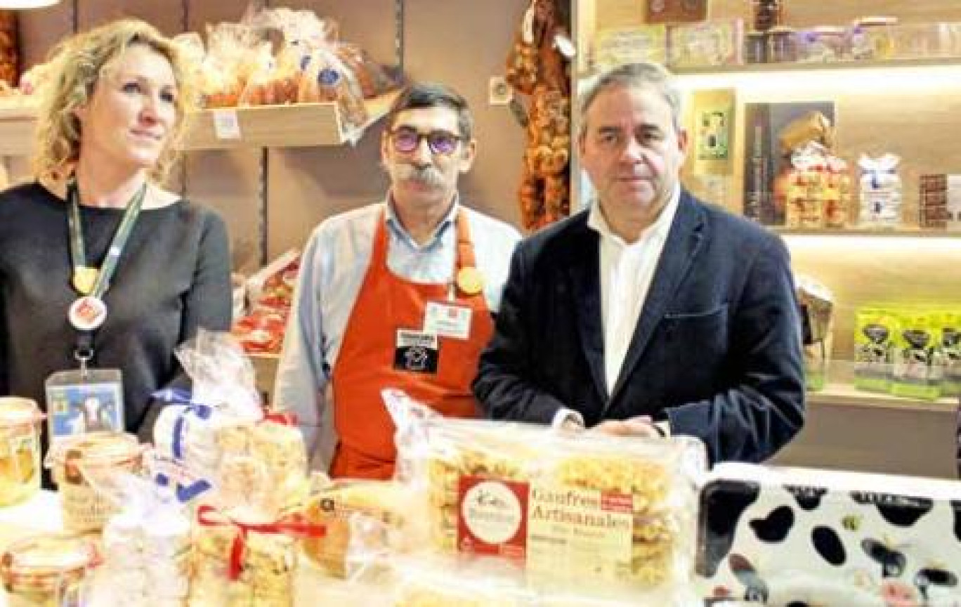 Xavier Bertrand et Alain Bahuchet sur le stand des produits régionaux.