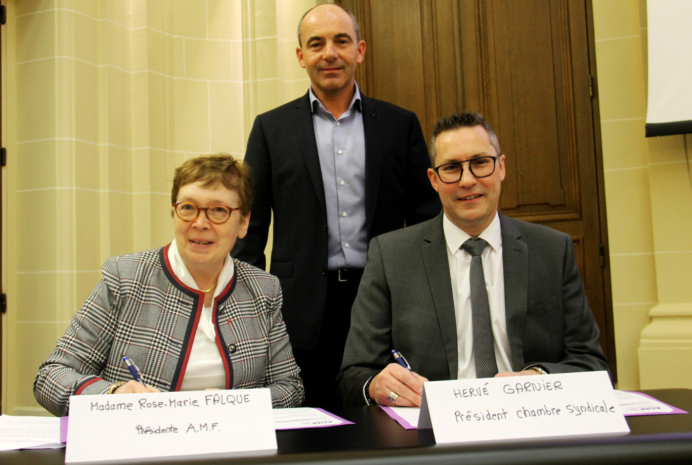 Rose-Marie Falque, présidente de l’AMF 54, et Hervé Garnier, président de la Confédération des buralistes 54, viennent de signer une convention de partenariat le 2 mars en présence de Philippe Coy, le président de la Confédération nationale des buralistes. 