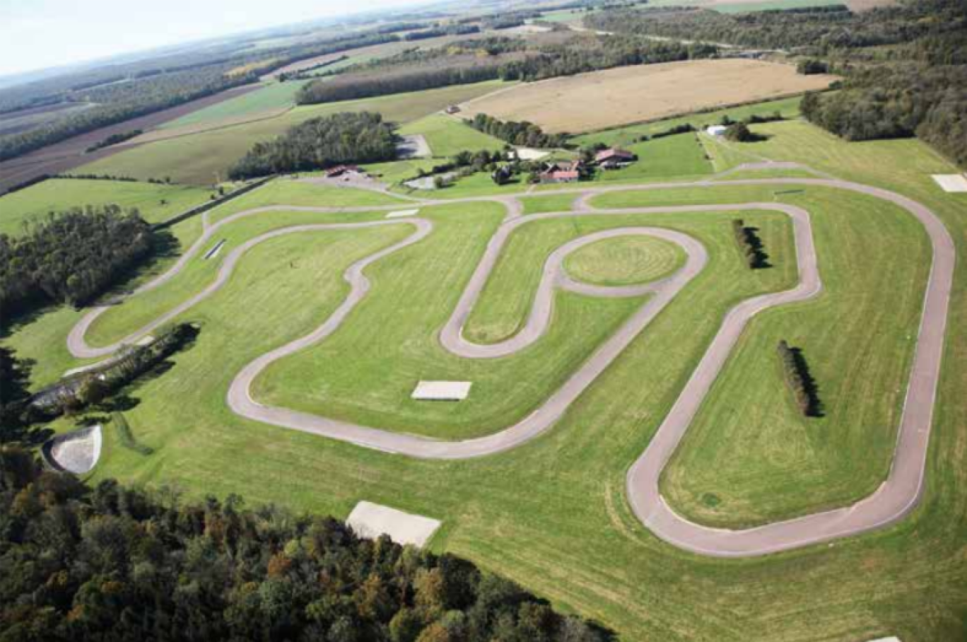 Le circuit des Écuyers offre un cadre verdoyant pour vivre pleinement sa passion.