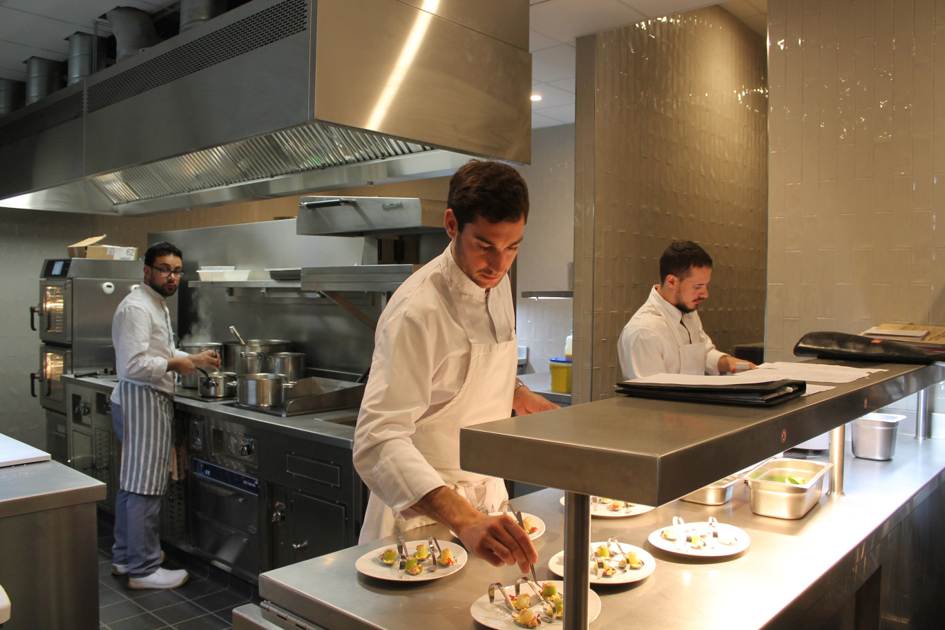 La brigade en cuisine est composée d'une quinzaine de personnes.