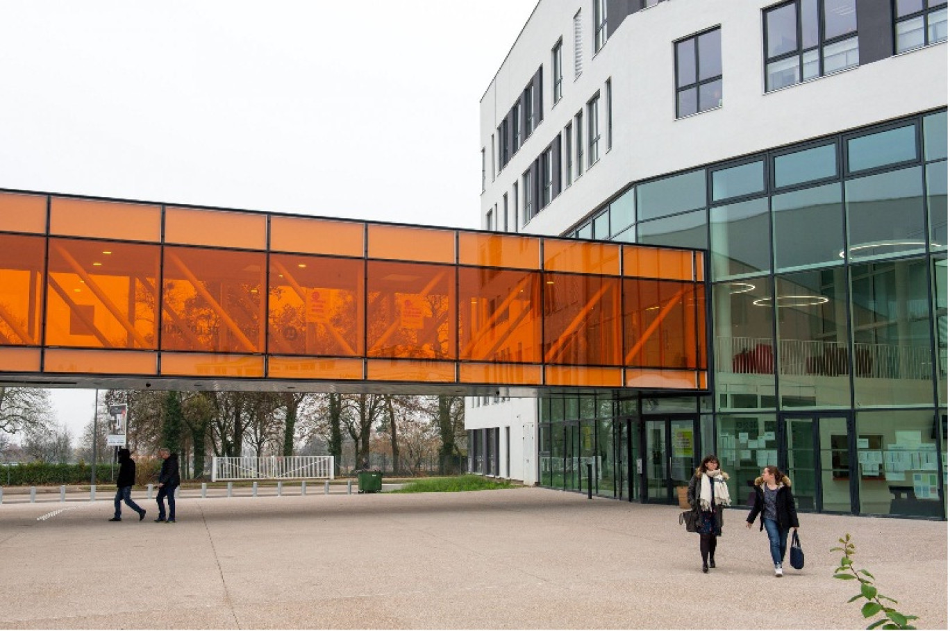 Passerelle en verre orangé du nouveau Pôle Biologie et Santé de Brabois.

