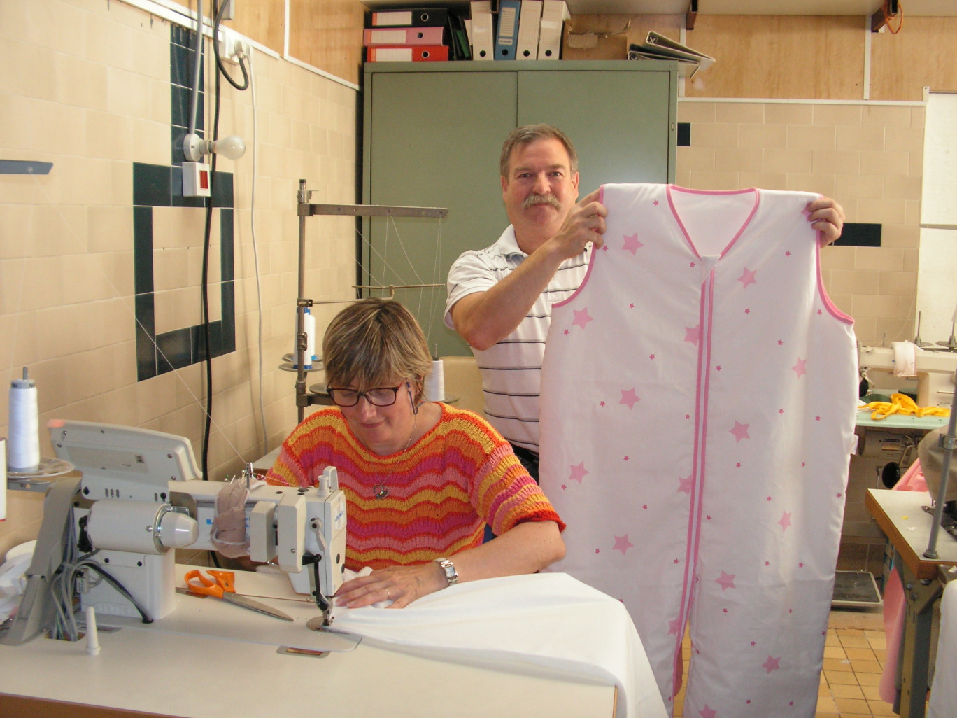 Maryline et Philippe Courcelle dans leur local de Caullery, loué près de chez eux. Ils y disposent d’un petit atelier et d’un bureau.