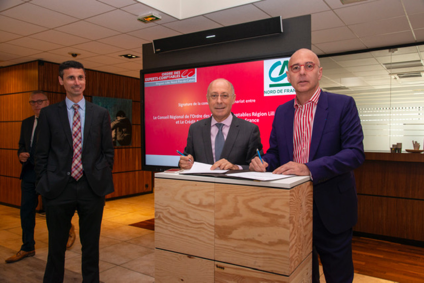  Au centre, les signataires : Christian Valette, directeur général du Crédit agricole Nord de France, et Hubert Tondeur, président du Conseil régional de l’Ordre Lille Nord - Pas-de-Calais.  