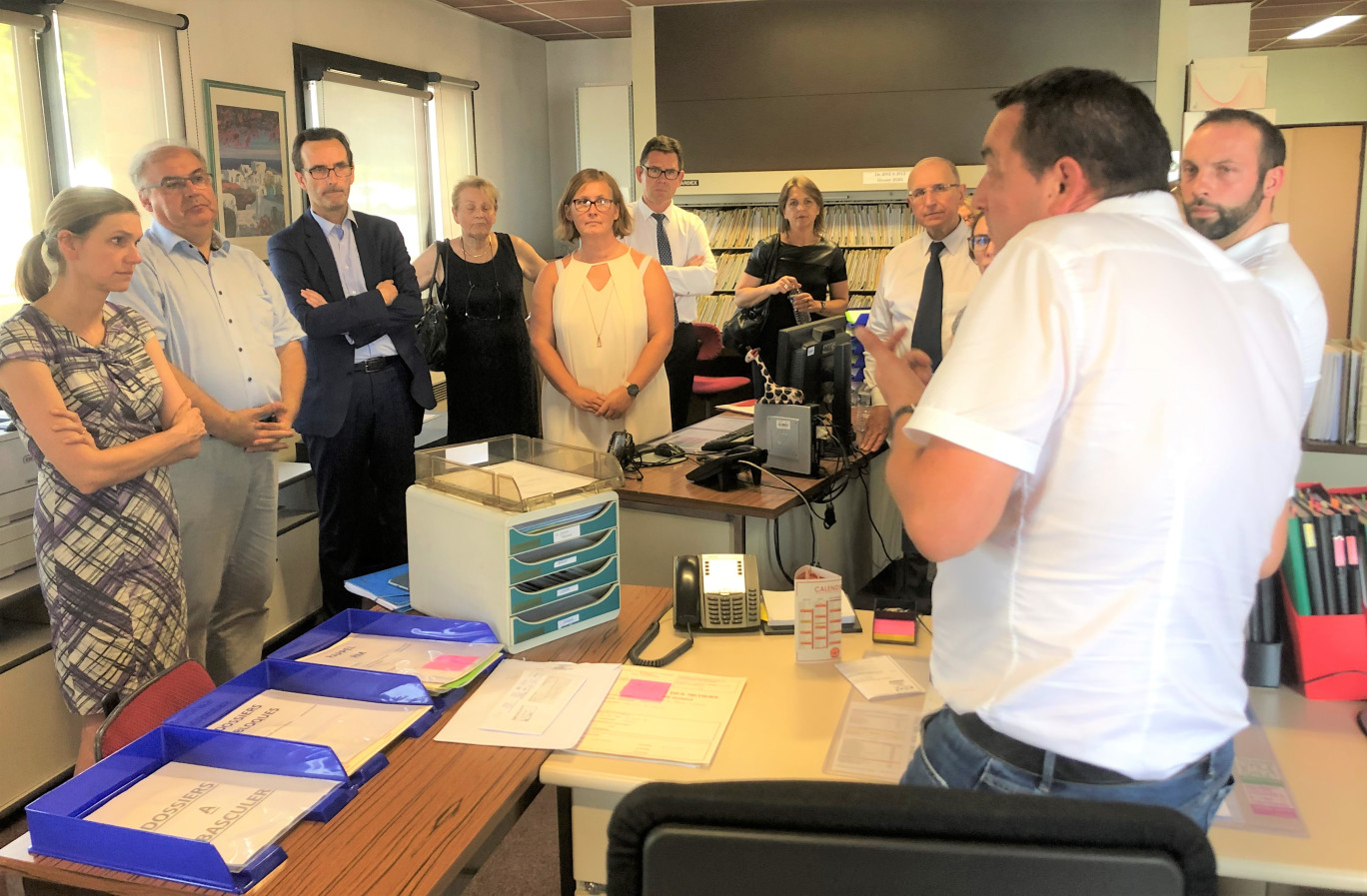 Présentation du Centre de formalités des entreprises (CFE) à Agnès Pannier-Runacher, en compagnie de Gabriel Hollander (à gauche), 1er vice-président de la Chambre de Métiers et de l’Artisanat Hauts-de-France.