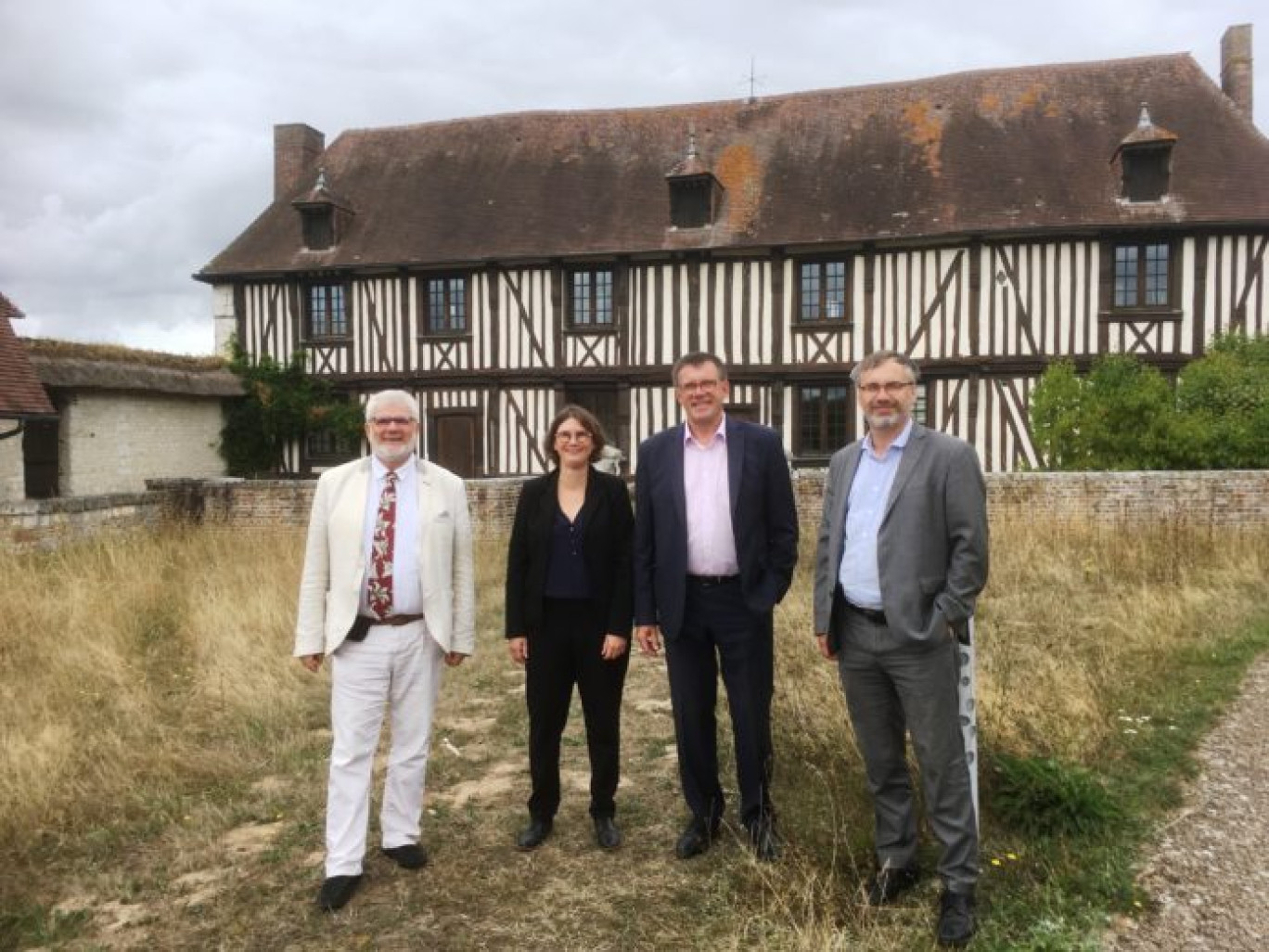 La réglementation relative à la reconquête de la biodiversité pousse, depuis 2016, les collectivités et les entreprises à agir pour sa sauvegarde. En Seine maritime, les élus ont pris les devants avec le lancement, le 5 septembre dernier, du dispositif Territoire Engagés pour la Nature (TEN). Explication à Notre-Dame de Bliquetuit au sein du Parc Naturel Régional des boucles de la Seine où les élus tenaient une conférence de presse.
Avis aux collectivités qui veulent se parer de la « reconnaissance » TEN : les collectivités de Seine Maritime se lance dans la déclinaison régionale du dispositif gouvernemental TEN porté sur les fronts baptismaux le 5 septembre dernier. Au programme, un long questionnaire d’une dizaine de pages disponible pour les élus de tout territoire qui veut s’engager pour la préservation de la biodiversité. « Toutes les collectivités, quels que soient leurs tailles, leurs moyens, leur niveau initiale de prise en compte de la biodiversité, peuvent candidater » indique leurs promoteurs (conseil régionaux, Agence Nationale pour la Biodiversité, Communautés de communes et quelques entreprises comme GRDF, le carrier Unicem, ou encore Grt Gaz). Pour autant, certains aspects seront vus avec plus de bienveillance : ceux qui sont ciblés, mesurables, et réalisés en partenariat avec le tissu associatif et le public.
Pas de subvention mais de la bienveillance
Les projets sont de tout type : « il peut s’agir d’un atlas de la biodiversité, d’un dispositif d’intervention dans le Plan Local de l’Urbanisme du territoire, de la réduction des éclairages publics... » énumère Didier Peralta, conseiller régional. Les collectivités qui s’engagent ne le feront pas pour des subventions, il n’y en a pas. « Mais il va de soi qu’on regardera leurs autres projets de manière bienveillante » sourit l’édile. L’agence nationale de la biodiversité apportera ses compétences et ses ressources humaines pour aider au montage des projets tout comme le Parc Naturels. Pays où furent signés les accords environnementaux de Paris, la France veut se montrer exemplaire avant le Congrès mondial de la Nature de Varsovie en 2020. La région normande apporte sa modeste pierre.
