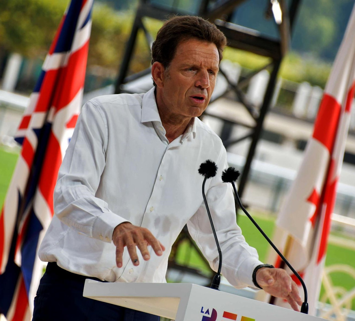 L'arrivée du président du Medef pour l'inauguration de la toute première REF de l'histoire sur God save the queen des Sex Pistols, vous en avez rêvé, Geoffroy Roux de Bézieux l'a fait...