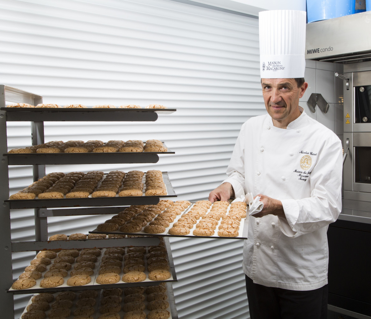 Nicolas Génot, l’artisan hors pair, fabrique des macarons sur la base d’une recette secrète datant de la fin du XVIIIe siècle.