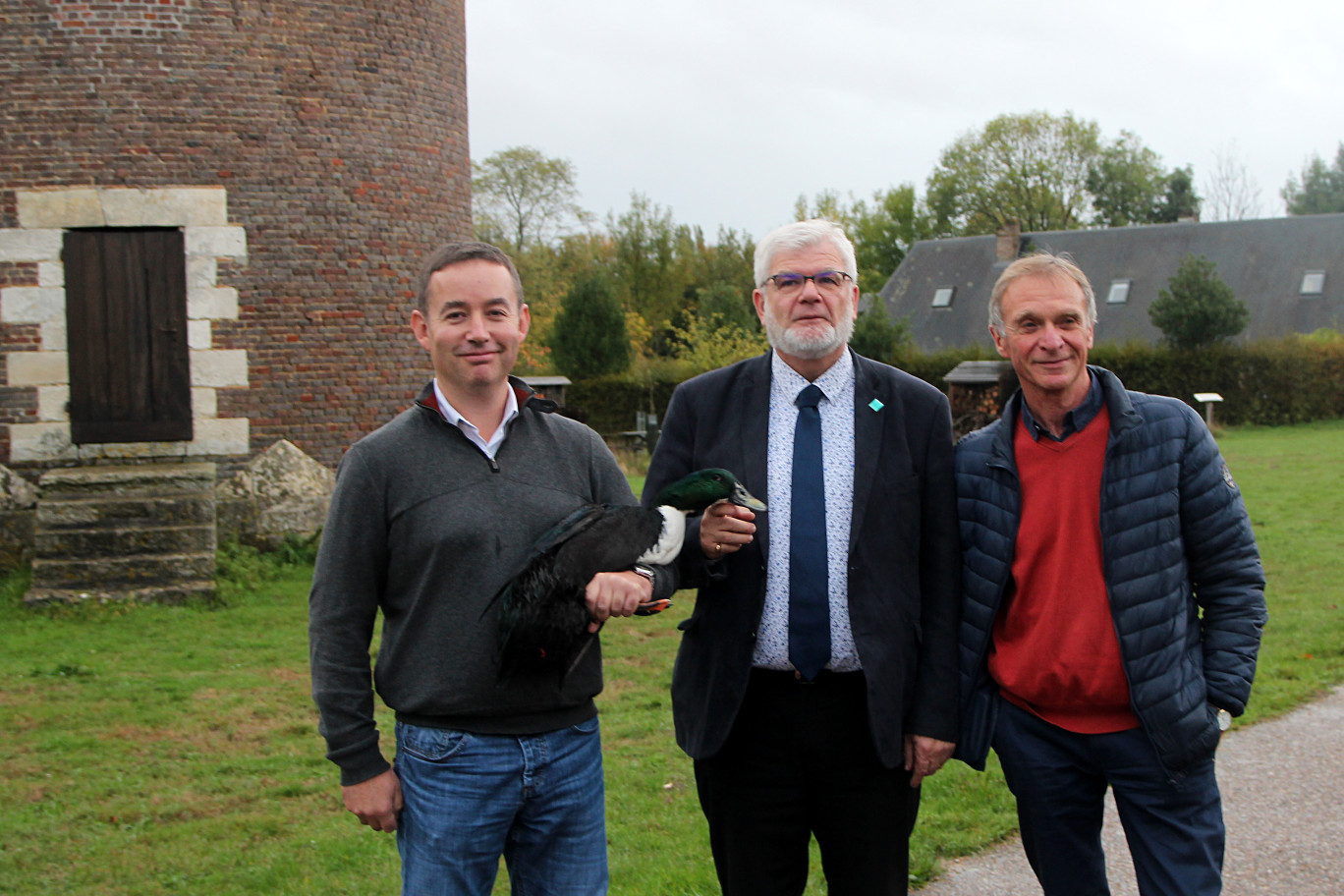 Crédit photo BeDe pour Aletheia Press.

« Jocelyn Marguerie (CRSAN), Jean-Pierre Girod (PNR Boucles de la Seine Normande) et Jean-Luc Espinasse (APCD), réunis autour d’un digne représentant de la race qu’ils défendent. »