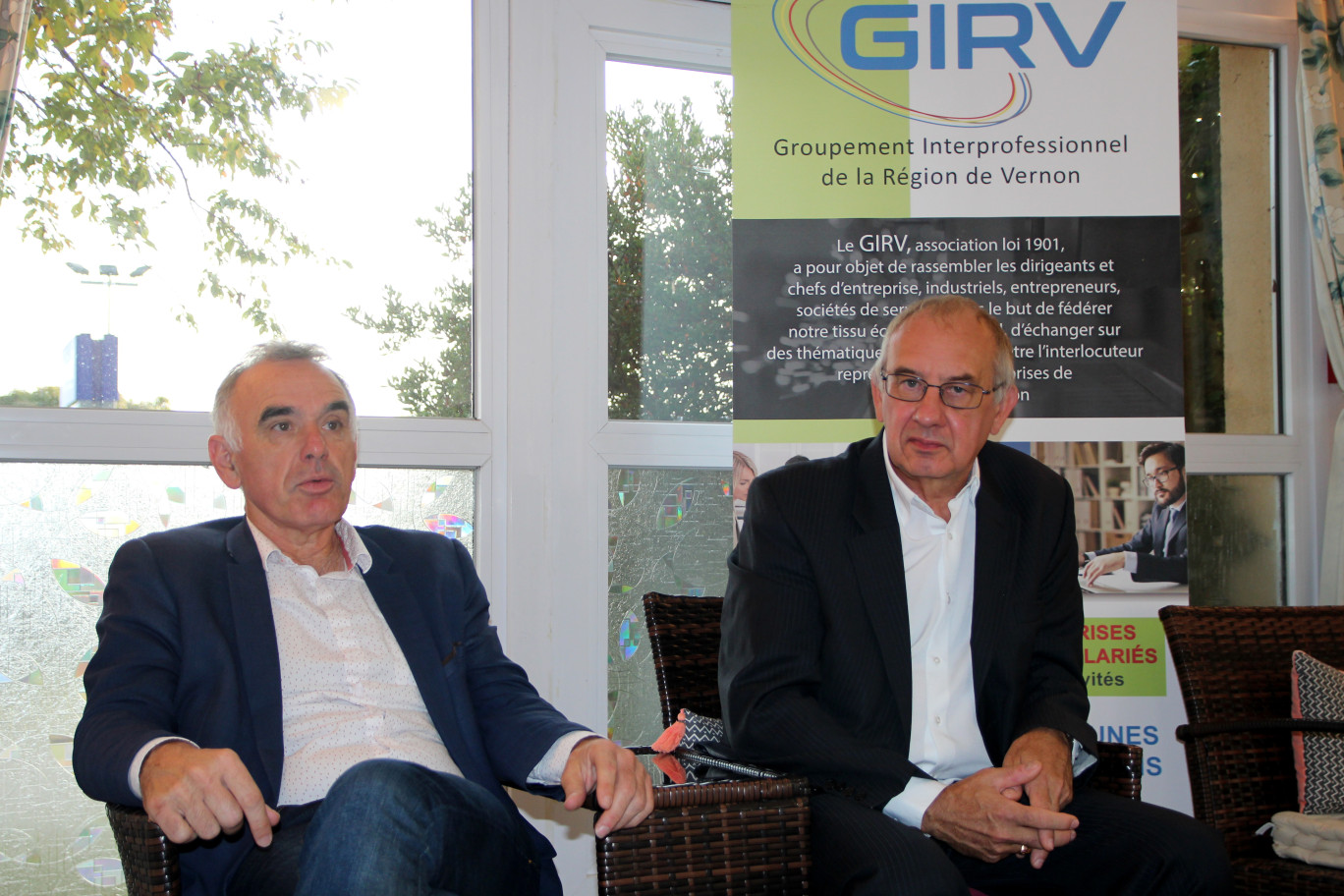 Crédit photo : BeDe pour Aletheia Press.

« Didier Herbeaux (à dr.), président du GIRV, échange avec François Querrien, secrétaire du groupement, et par ailleurs gérant de Delphis Conseil. »