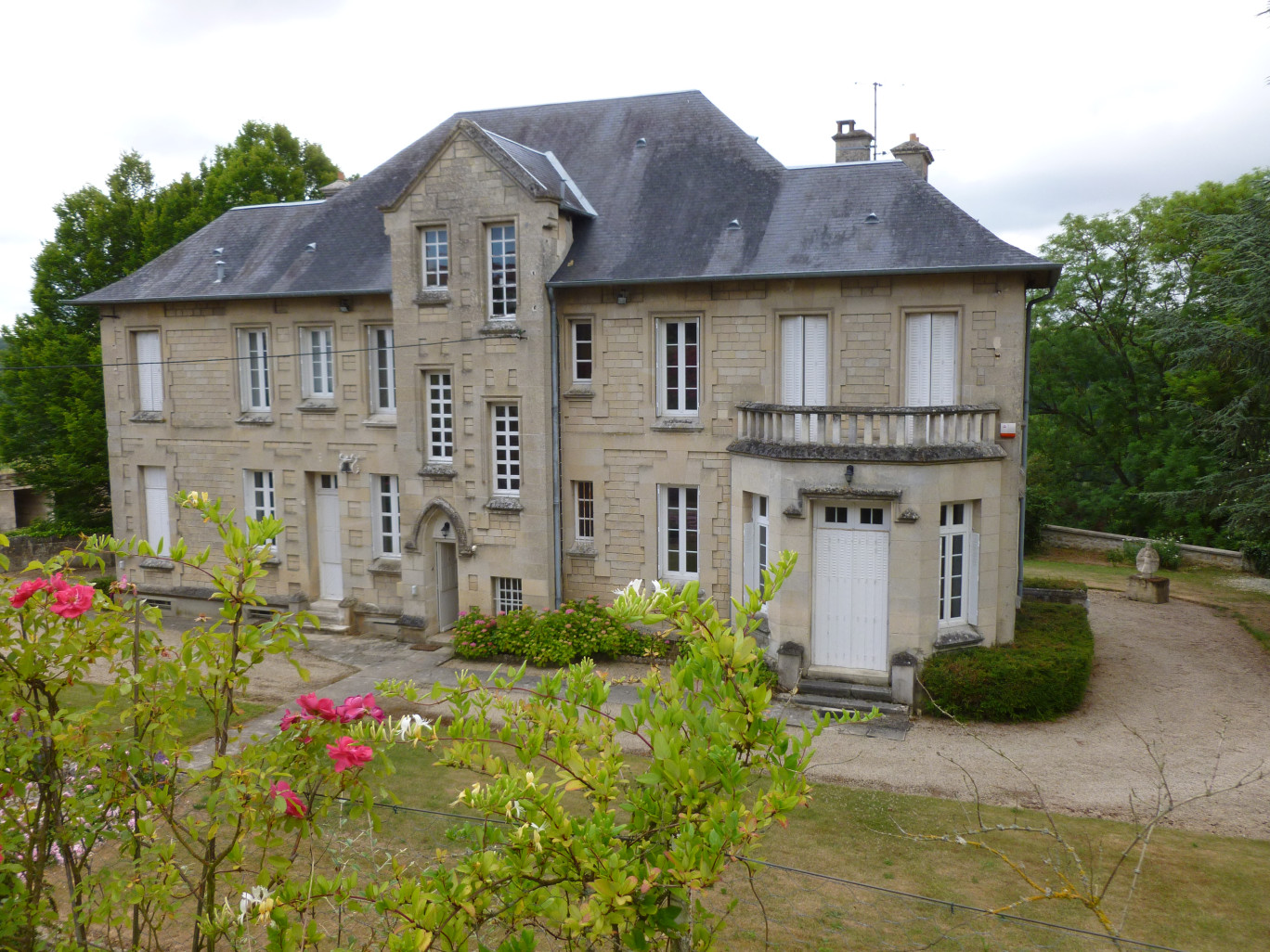 Aux amateurs de belle architecture, la chambre au château garantit un séjour authentique au sein d’une atmosphère très conviviale.