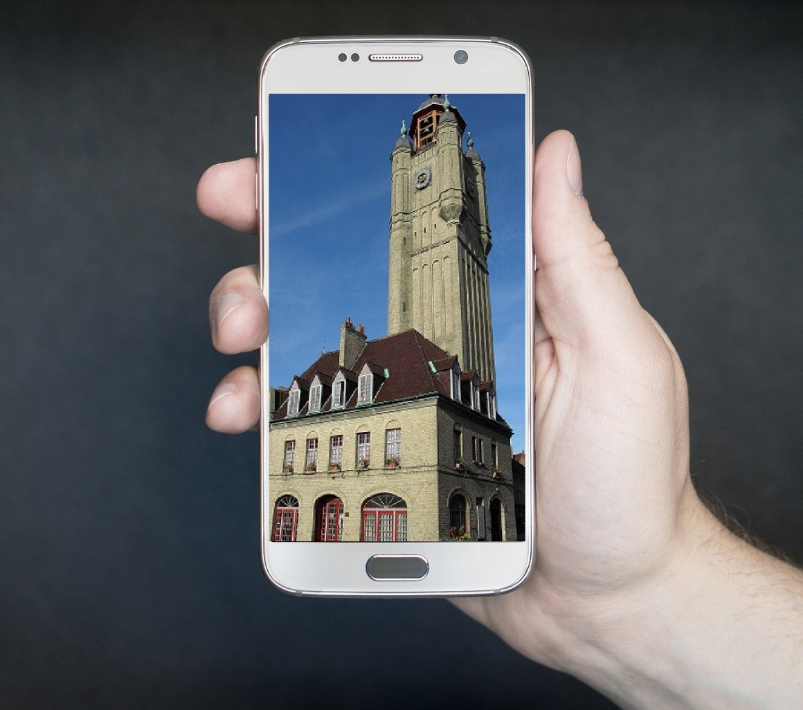 La réalité augmentée permet de visiter des monuments à travers une application accessible sur mobile ou tablette afin de découvrir les bâtiments comme ils ont été dans le passé et comme ils sont devenus aujourd’hui dans leur globalité. Différents projets sont en cours, dont le beffroi de Bergues. 
