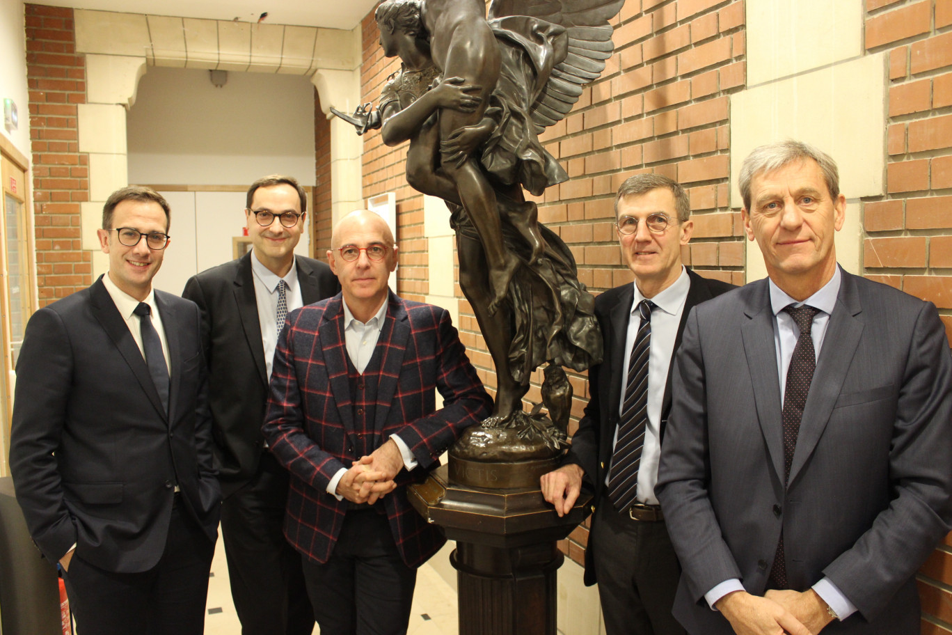 De g. à dr. : Jean-Baptiste Dubrulle, Bâtonnier du Barreau de Lille, Bruno Contestin, président de l'AFJE et de Lille Place Juridique, Hubert Tondeur, président de l'Ordre des Experts-Comptables du Nord-Pas-de-Calais, Laurent Dekerle, président de la Chambre régionale des Huissiers de Justice Nord-Pas-de-Calais et Jean-François Ryssen, président honoraire des Notaires. 