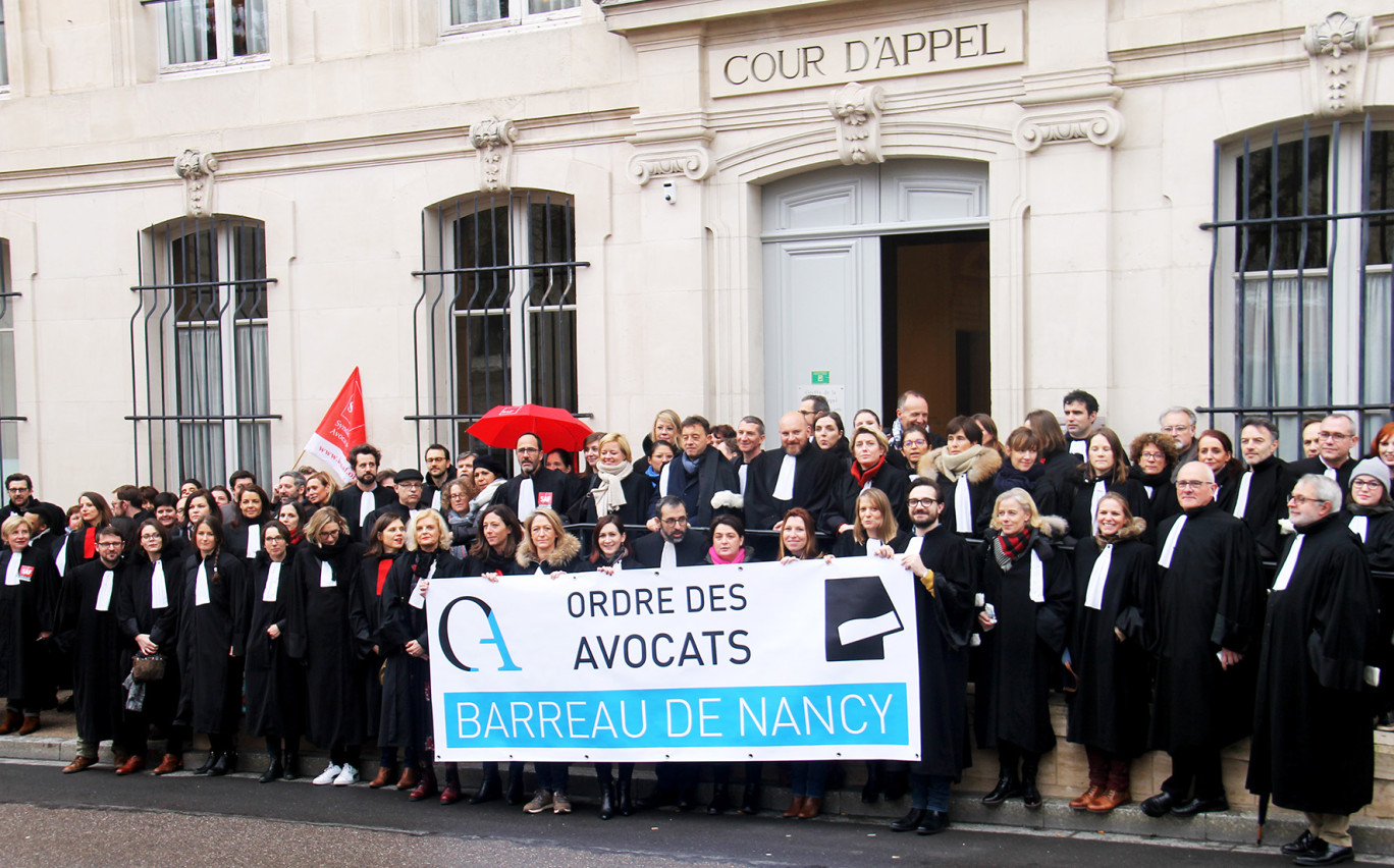 Mobilisation des robes noires à l’appel de l’Ordre des avocats de Nancy le 9 janvier dernier ! Sous l’étendard, «Avocats en colère», les professionnels du droit menés par le nouveau bâtonnier Rui Manuel Pereira et Maître Frédérique Morel, vice-bâtonnier ont de nouveau exprimé leur désaccord sur la réforme des retraites et la disparition de leur régime autonome. «Le gouvernement va détruire un système qui est solidaire et qui fonctionne», assure le duo de bâtonniers. Les robes noires devraient de nouveau se mobiliser le 3 février à l’appel du collectif SOS Retraites rassemblant plusieurs professions libérales. 

