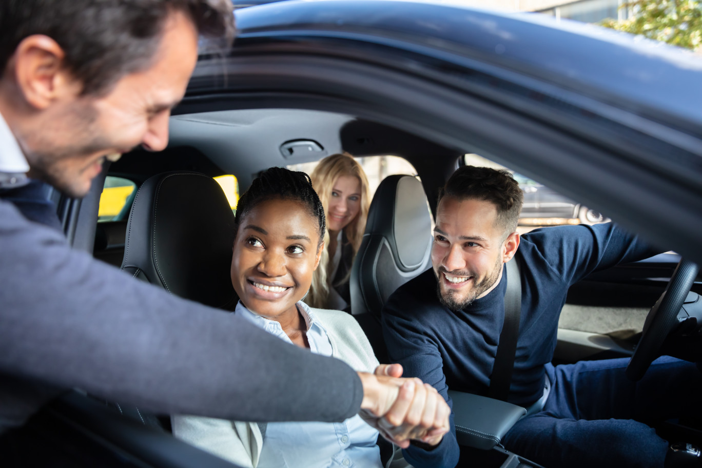 L’autopartage, partager successivement la même voiture, et le covoiturage, monter à plusieurs dans le même véhicule, gagnent des définitions légales. © Andrey Popov