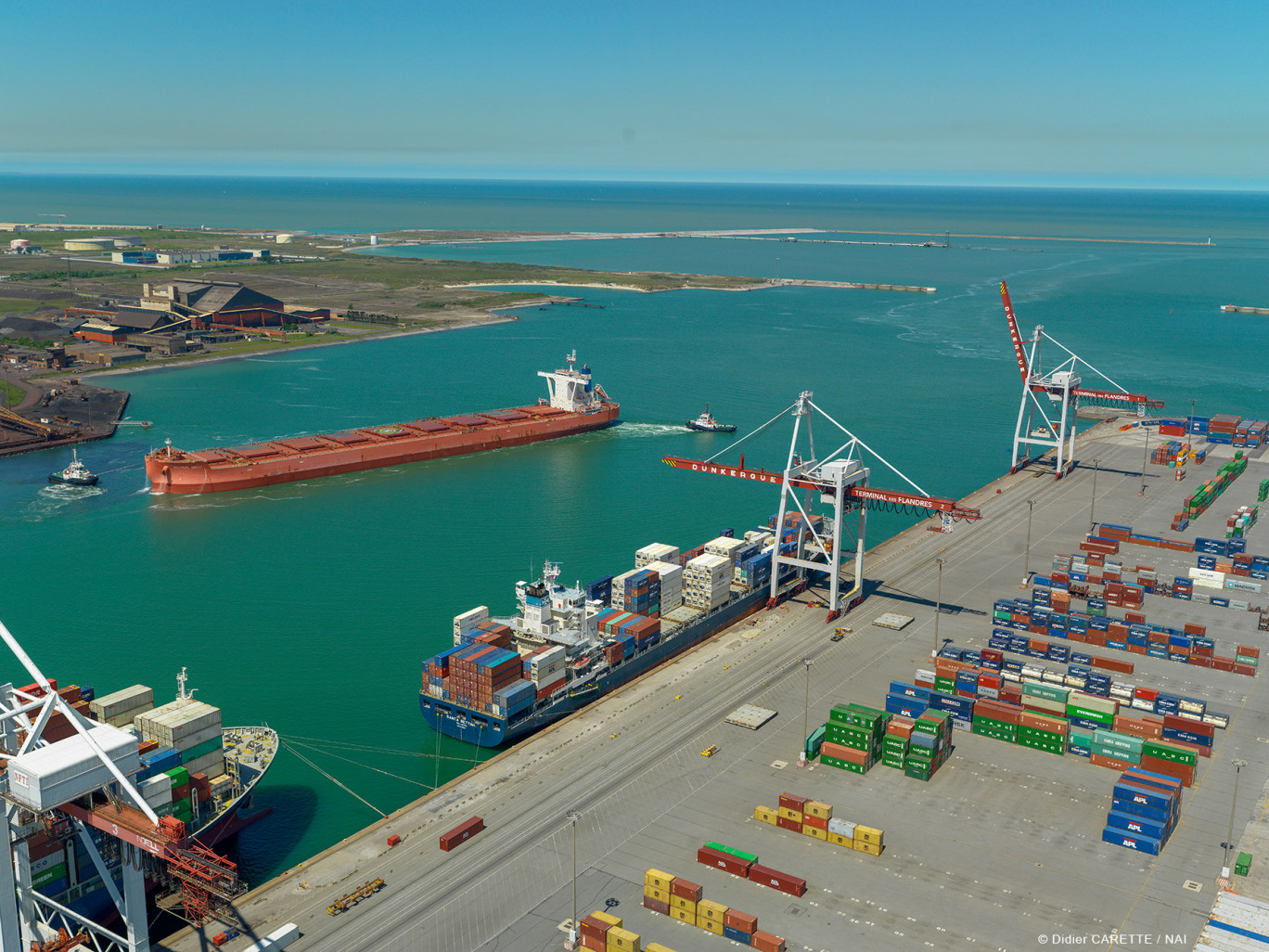 Les trafics conteneurs et vracs liquides, et plus particulièrement le GNL, ont tiré vers le haut le bilan 2019 du port de Dunkerque... © Didier Carette-NAI