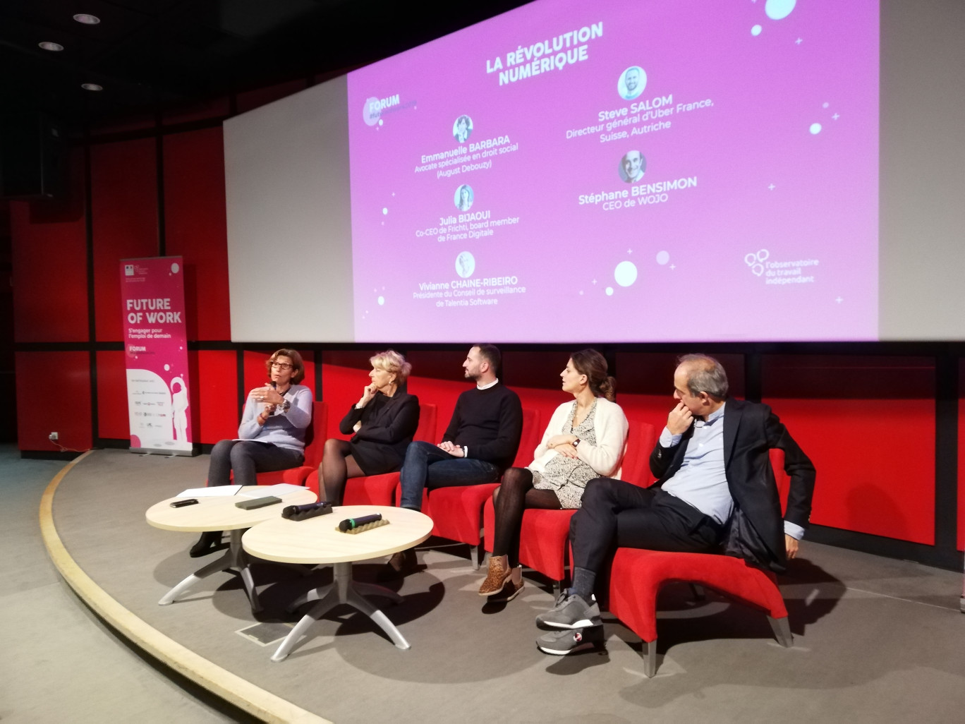 De gauche à droite, Emmanuelle Barbara, avocate spécialisée en droit social. Viviane Chaine-Ribeiro, présidente du Conseil de Surveillance de Talentia Software.  Steve Salom, directeur général d’Uber France. Julia Bijaoui, co-fondatrice de Frichti. Stéphane Bensimon, président de Wojo.