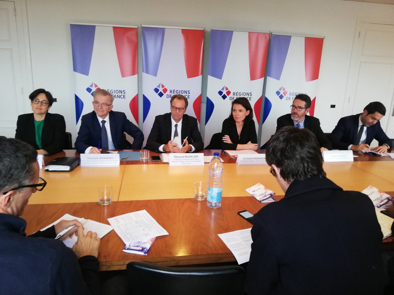 De gauche à droite : Annabel André Laurent, vice-présidente de la région Auvergne-Rhône- Alpes, François Bonneau, président délégué de Régions de France, Renaud Muselier, président de l’ARF, Christelle Morançais, présidente de la Région des Pays de la Loire, Jules Nyssen, délégué général de l'ARF.