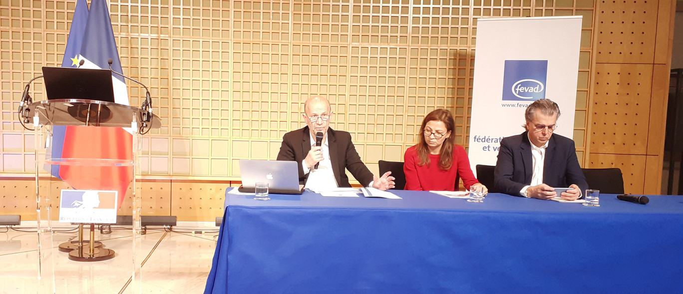 Crédit Photo : Anne DAUBRÉE pour DSI
De droite à gauche Francois Momboisse, président de la Fevad, Jamila Yahia-Messaoud de Médiamétrie, Marc Schillaci, PDG d’Oxatis.