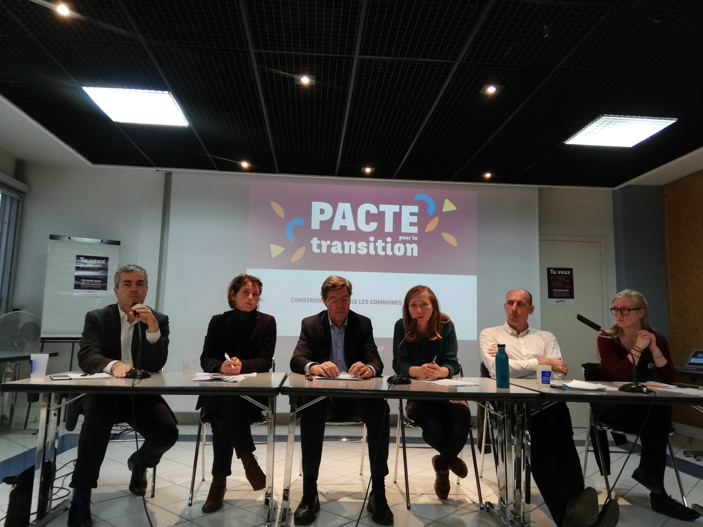 De gauche à droite : Cédric Szabo, directeur de l’Association des maires ruraux de France ; Elisabeth Dau, chercheuse sur les mécanismes politiques d’inclusion ; Jo Spiegel, maire de Kingersheim ; Aliette Lacroix, coordinatrice du collectif Transition Citoyenne ; Jean-François Maruszyczak, directeur général d’Emmaüs France et Zoé Lavocat, responsable Climat et territoires chez Réseau Action Climat France.