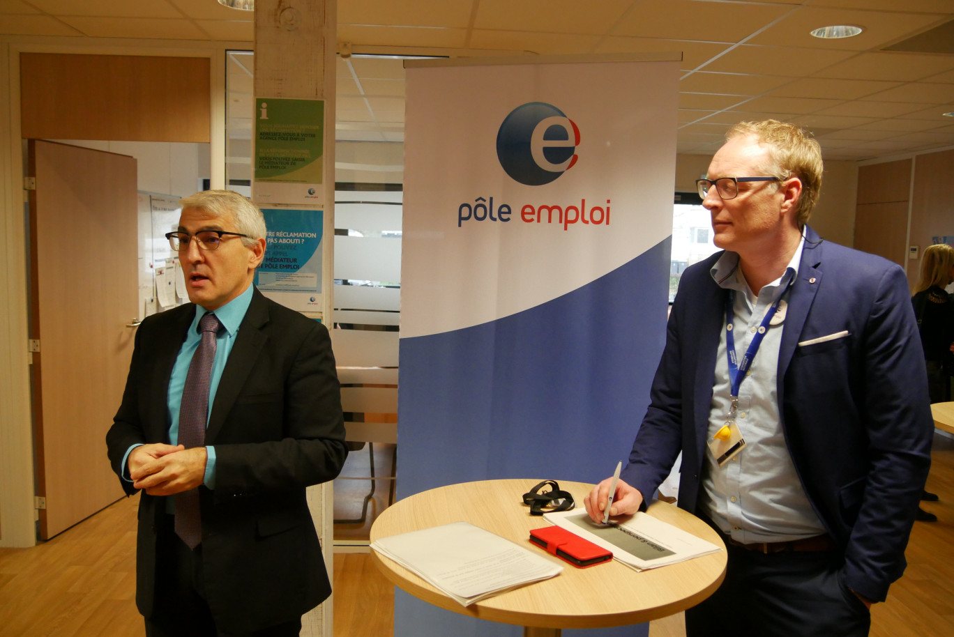 « (A gauche) Didier Thomas, directeur territorial du Pôle Emploi et Cyrille Rommelaere, directeur de l’agence de Longuennesse ». Crédits MR Aletheia Press