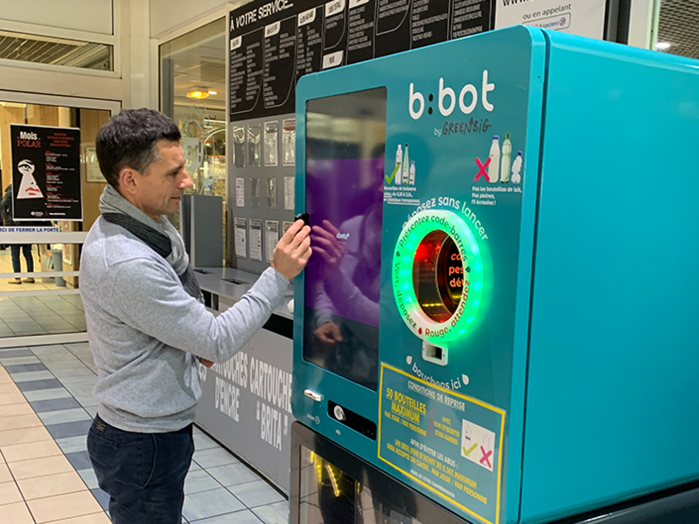 Crédit photo: © Protect’Ecran / Archives, « Olivier Maillet vient de déposer une protection sur l’écran tactile de ce robot trieur de bouteilles plastiques». 